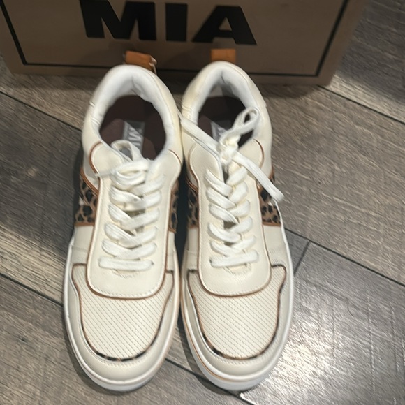 New authentic Mia leopard print signature sneakers MISMATES 7.5 8 display - Picture 3 of 11